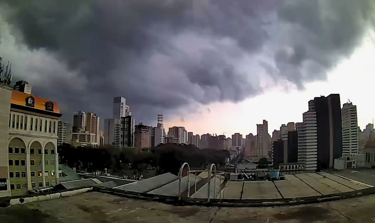A imagem mostra o avan&ccedil;o de chuva intensa e ventos fortes em &aacute;reas de Curitiba